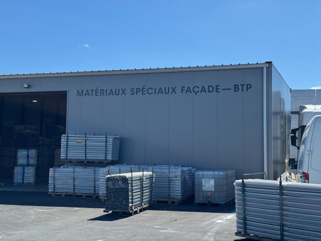 Façade du nouveau bâtiment Aditec situé zone artisanale Chantemerle à Bellevigny.
Vue extérieure des nouveaux locaux de l'agence Aditec de La Roche-sur-Yon à Bellevigny.